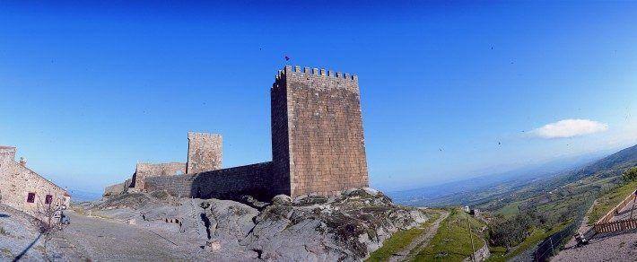 Castelo de Linhares, sobre domo de granito. Inselberg (monte-ilha, com a forma de cúpula/Bornhart). Verão. (LAC)(PM)