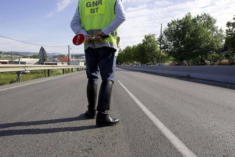 Fonte: http://www.publico.pt/sociedade/noticia/operacao-natal-da-gnr-termina-com-11-mortos-nas-estradas-1617656