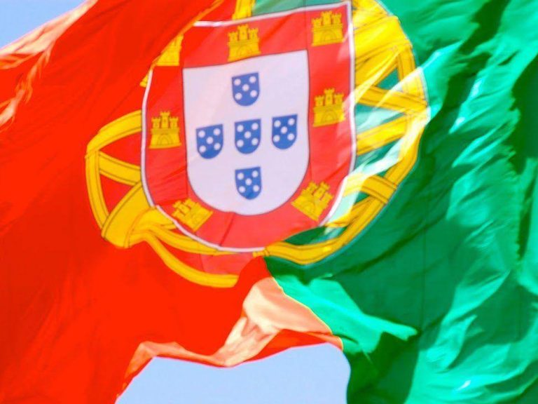 http://www.dezinteressante.com/wp-content/uploads/2011/08/Bandeira-Portuguesa-2.jpg
