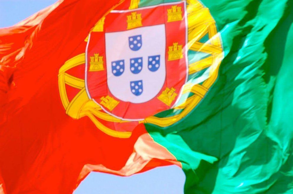 http://www.dezinteressante.com/wp-content/uploads/2011/08/Bandeira-Portuguesa-2.jpg
