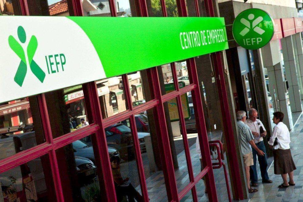 http://www.publico.pt/economia/noticia/garantia-jovem-quer-chegar-aos-jovens-que-nao-estao-inscritos-no-iefp-1623145