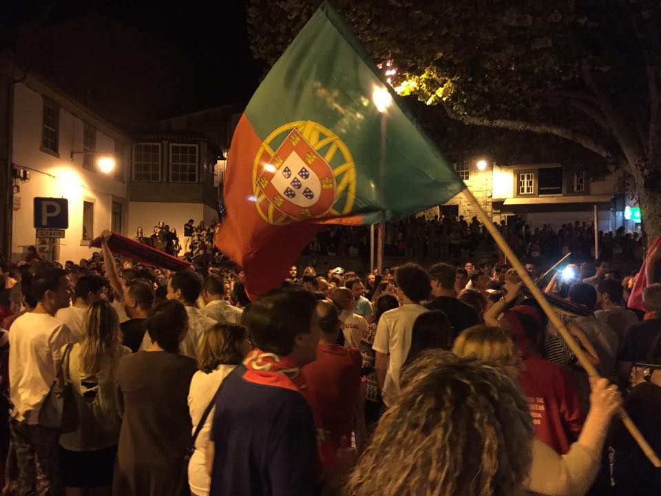 https://www.facebook.com/aguarda.jornal/photos/pcb.274484789578185/274484582911539/?type=3&theater