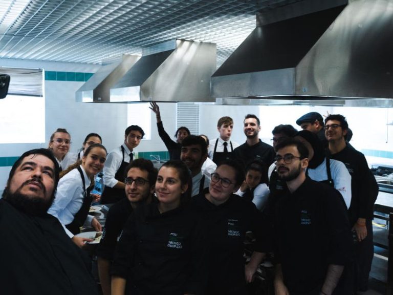 Restaurante A Escola Selfie Com O Chef E Os Estudantes (002)