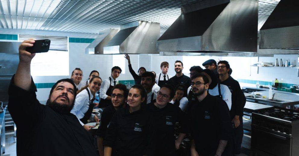 Restaurante A Escola Selfie Com O Chef E Os Estudantes (002)