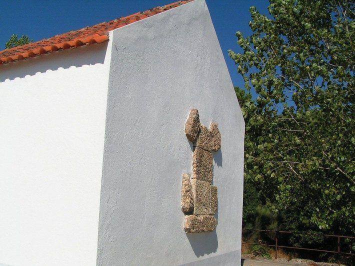 Capela de Orjais com vestigios do templo romano. Excelente miradouro sobre a Cova da Beira. Verão. (LAC)