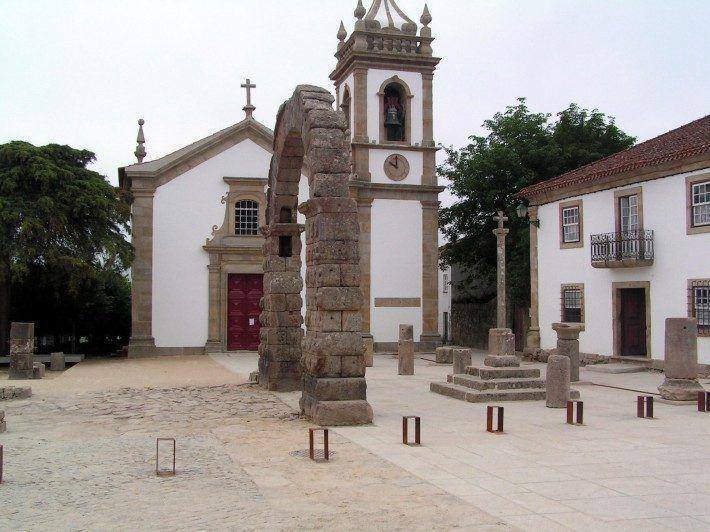 Bobadela. Arco romano. Pelourinho manuelino. Igreja de Nossa Senhora da Graça, século XVIII. (LAC)
