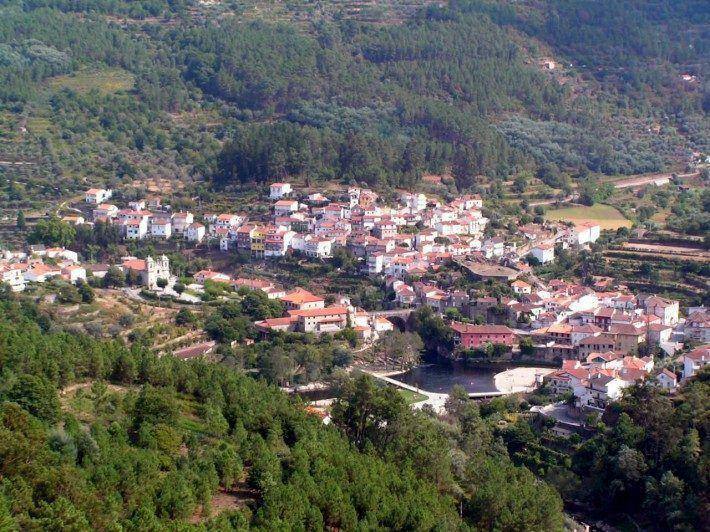 Varandas de Avô. Vista da aldeia. Outono. (LAC)