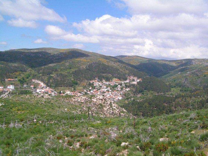 Panorâmica sobre o Sabugueiro, com observação dos blocos morénicos. EN399. (LAC)
