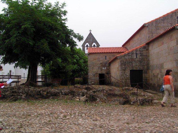 Vista Geral da Igreja Moçárabe de Lourosa, com a necrópole em primeiro plano e a torre sineira. Outono. (LAC)