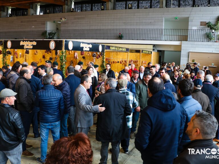 Feira do Fumeiro dos Sabores e Artesanato do Nordeste da Beira prossegue este sábado em Trancoso